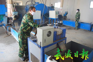 涼州廢舊農膜再生加工廠 工人操作加工設備的綠色實踐